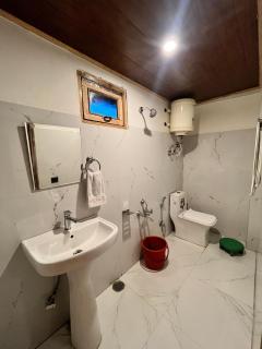 Riverview 360 Boutique Hotel & Cafe Old Manali - 5