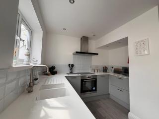 Saltwater Pearl-Holiday Let in central Ilfracombe Flexible sleeping for up to 8 - 8
