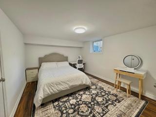 Bright & Spacious 2BR & Parking Near TTC & Shops - 9