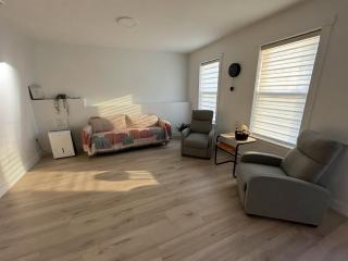 Private Spacious Walkout Suite Near Downtown - 8