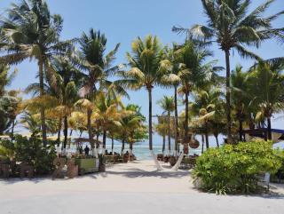 Noah Beach Hotel & Suites - 8