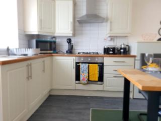 Spacious 3BED Home in Manchester 5 mins walk to Clifton Station with Spacious Garden and Free Parking - 7