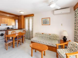 Lively Apartment with Large Pool - 0