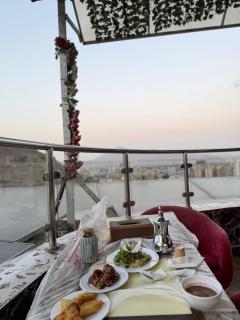Royal Family Hotel - 1