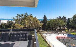 Perfect location! Walk a few minutes to restaurants, lovely beach, town, train and bus - 4
