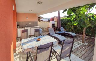Stunning Home In Vodnjan With Private Swimming Pool, Can Be Inside Or Outside - 9