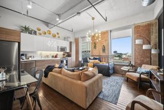 Upscale Urban Loft, Free Parking, Pool & Gym - 3