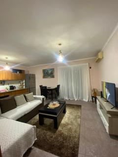 Cozy Breeze Central Apartment - 9