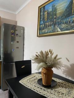 Cozy Breeze Central Apartment - 4