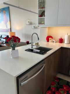 Kensington Gem, King Bed, Easy Parking, C-Train - 3