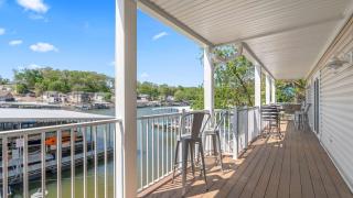 Lake Mode Lakefront Balcony - 7