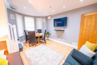 Cosy 1BR Duplex Modern Stay Prime - Cardiff Location - Free Parking - 0