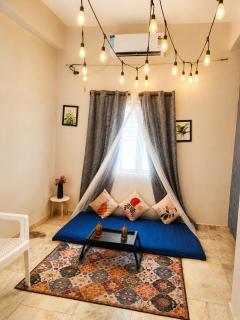 Hidden Gem - Romantic 1BHK, Full Full Furnished with Canopy lights, AC, WiFi and Smart TV - 0