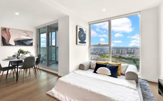 Spectacular Views - Bright Spacious CBD Sky Escape - 4