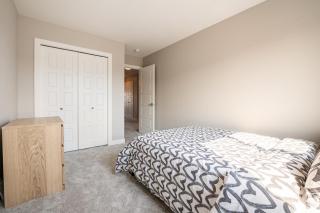 Calgary NW - AC, Garage, Backyard, Self Check-in, Professionally Cleaned - 8