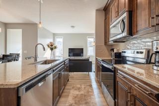 Calgary NW - AC, Garage, Backyard, Self Check-in, Professionally Cleaned - 2