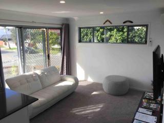 2BD Guesthouse close GC Turf,Carrara stadium, HOTA - 9