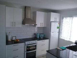 2BD Guesthouse close GC Turf,Carrara stadium, HOTA - 5