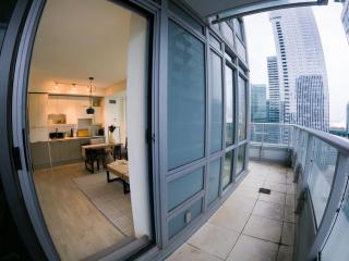 Entire 1BR Luxury Downtown Toronto Condo, Free Parking, Balcony - 2