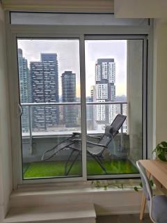 Entire 1BR Luxury Downtown Toronto Condo, Free Parking, Balcony - 3