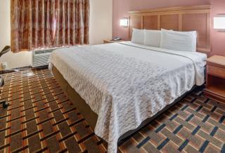HomeTown Inn & Suites - 6