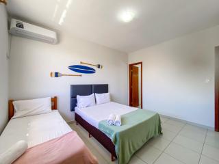Aptos em condominio frente mar na praia de Taperapuã, atravessou a rua está na praia, aptos com 2 quartos com ar condicionado, internet privativa 300MBPS, 1 vaga de garagem, acomodam até 6 pessoas - 9