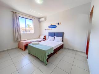 Aptos em condominio frente mar na praia de Taperapuã, atravessou a rua está na praia, aptos com 2 quartos com ar condicionado, internet privativa 300MBPS, 1 vaga de garagem, acomodam até 6 pessoas - 7