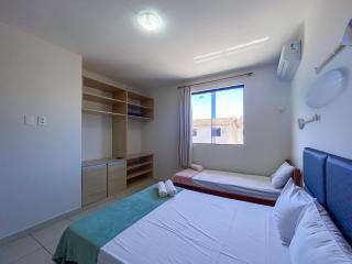 Aptos em condominio frente mar na praia de Taperapuã, atravessou a rua está na praia, aptos com 2 quartos com ar condicionado, internet privativa 300MBPS, 1 vaga de garagem, acomodam até 6 pessoas - 6