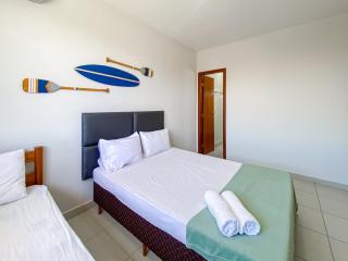 Aptos em condominio frente mar na praia de Taperapuã, atravessou a rua está na praia, aptos com 2 quartos com ar condicionado, internet privativa 300MBPS, 1 vaga de garagem, acomodam até 6 pessoas - 4