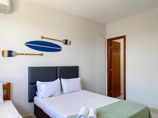 Aptos em condominio frente mar na praia de Taperapuã, atravessou a rua está na praia, aptos com 2 quartos com ar condicionado, internet privativa 300MBPS, 1 vaga de garagem, acomodam até 6 pessoas - 2