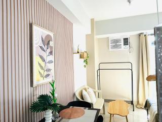 Cubao Manhattan Heights Residential Condo TC10N - Bright Studio with Pool, Balcony - Next to AliMall and SM - Walking Distance to Araneta Coliseum and Gateway Mall in Cubao Quezon City - Staycations by SMS - 1