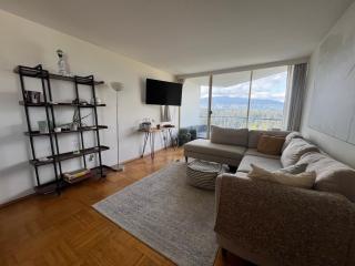 Beautiful Stanley Park Suite - 1