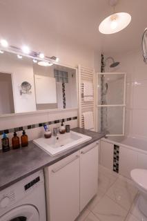 Spacious Studio with Terrace Close to Paris, RER A - 5