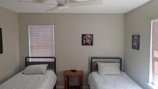 Dallas Spacious Bungalow - 9