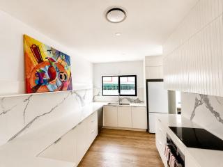 Family Oasis, Poolside Living & Great Location - 5BR house in Southport - 4