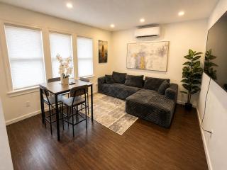 Cozy 2-bedroom with jacuzzi tub in perfect Queens with AC near JFK - 0
