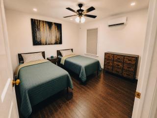 Cozy 2-bedroom with jacuzzi tub in perfect Queens with AC near JFK - 5