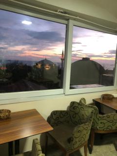 BACHOS HOTEL SULTANAHMET enjoy breakfast on the teracce with a sea view - 7