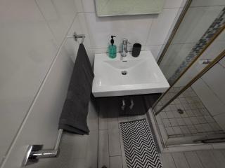 KevLux Stay - Full 2-Bedroom Apartment - 7