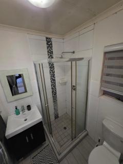 KevLux Stay - Full 2-Bedroom Apartment - 5