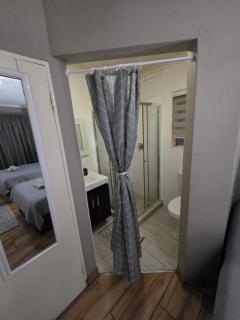 KevLux Stay - Full 2-Bedroom Apartment - 3