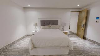 Spectacular Ultra-Luxury Lakefront Residence Roja - 3