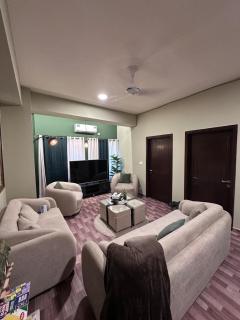 Manzil Modern 3BR with City Views & Balcony - 0