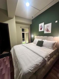 Manzil Modern 3BR with City Views & Balcony - 6