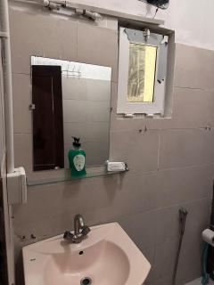 Manzil Modern 3BR with City Views & Balcony - 3