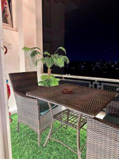 Manzil Modern 3BR with City Views & Balcony - 1