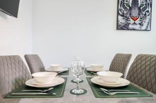 4BR 3BA Wigan Home Long Stays Welcome - 2