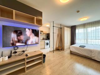 Easy Access Studio Near BTS - 9