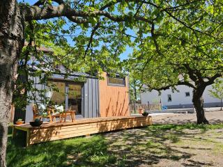 Modernes Tiny House mit Terrasse und Parkplatz - 8