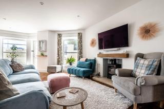 Beachfront escape with garden by Exmouth sands - 0